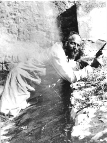 משה פדהצור על גג ביתו בפרעות תרפ"ט (1929)